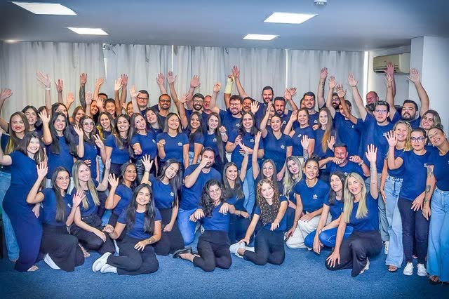 Foto da matéria: equipe da Macohin acenando, em foto de grupo
