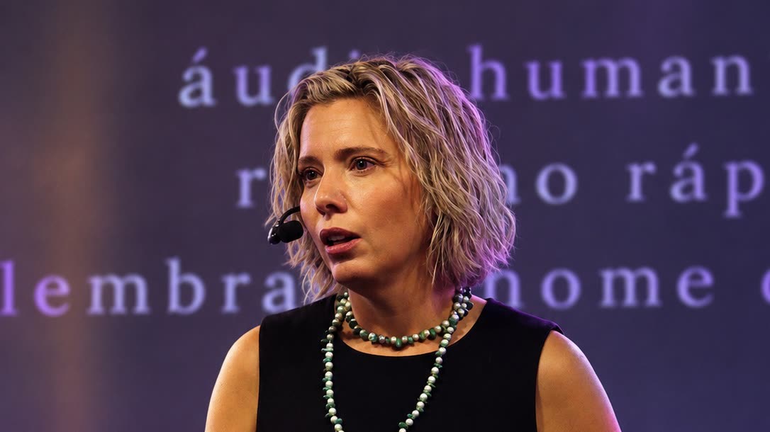 Dra. Alice Bacilla Munhoz da Rocha palestrando, ao microfone